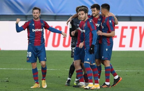 西甲中下游对决：阿拉维斯主场保级死拼，莱万特客场抢分稳中游