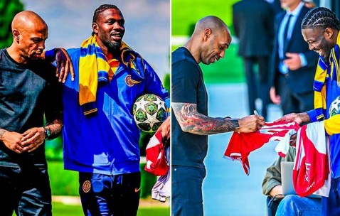 儿厂梦？小图拉姆与亨利一起备战欧冠，让后者在阿森纳球衣上签名