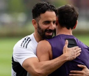 执教场均1.43分！曼联解职阿莫林，队长费尔南德斯发文致谢显成熟