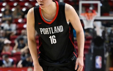 杨瀚森顶住鹈鹕双塔冲击 奉上夏联含金量最高一战？