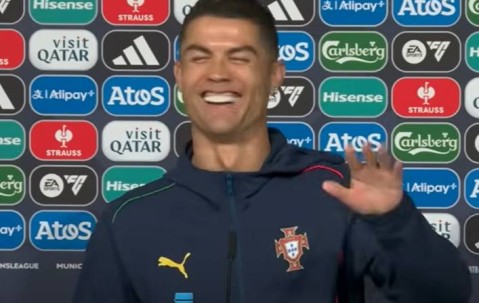 C罗打断阿根廷记者问梅西并取笑他的口音！场外则被里贝里暗讽！