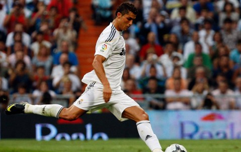 欧冠赛场上的任意球大师：C罗攻入12球领跑